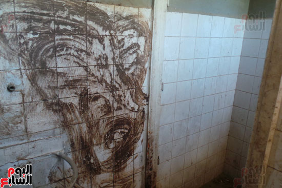 دورات مياه متهالكة دورات مياه متهالكة