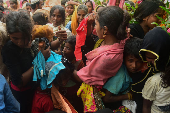 لاجئو الروهينجا يتكدسون على الحدود مع بنجلادش