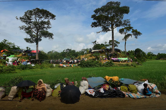 مسلمو ميانمار يتفرشون الأرض فى مخيمات اللاجئين ببنجلادش