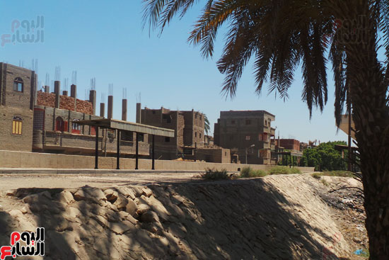 تهالك أرصفةالمحطات بقنا تهالك أرصفةالمحطات بقنا