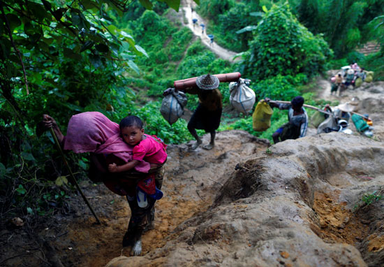 الروهينجا يتسلقون المرتفعات متجهين إلى بنجلادش