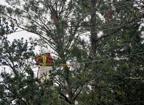 رجال الإنقاذ يؤمنون أسلاك الكهرباء فى فلوريدا قبل وصول إرما