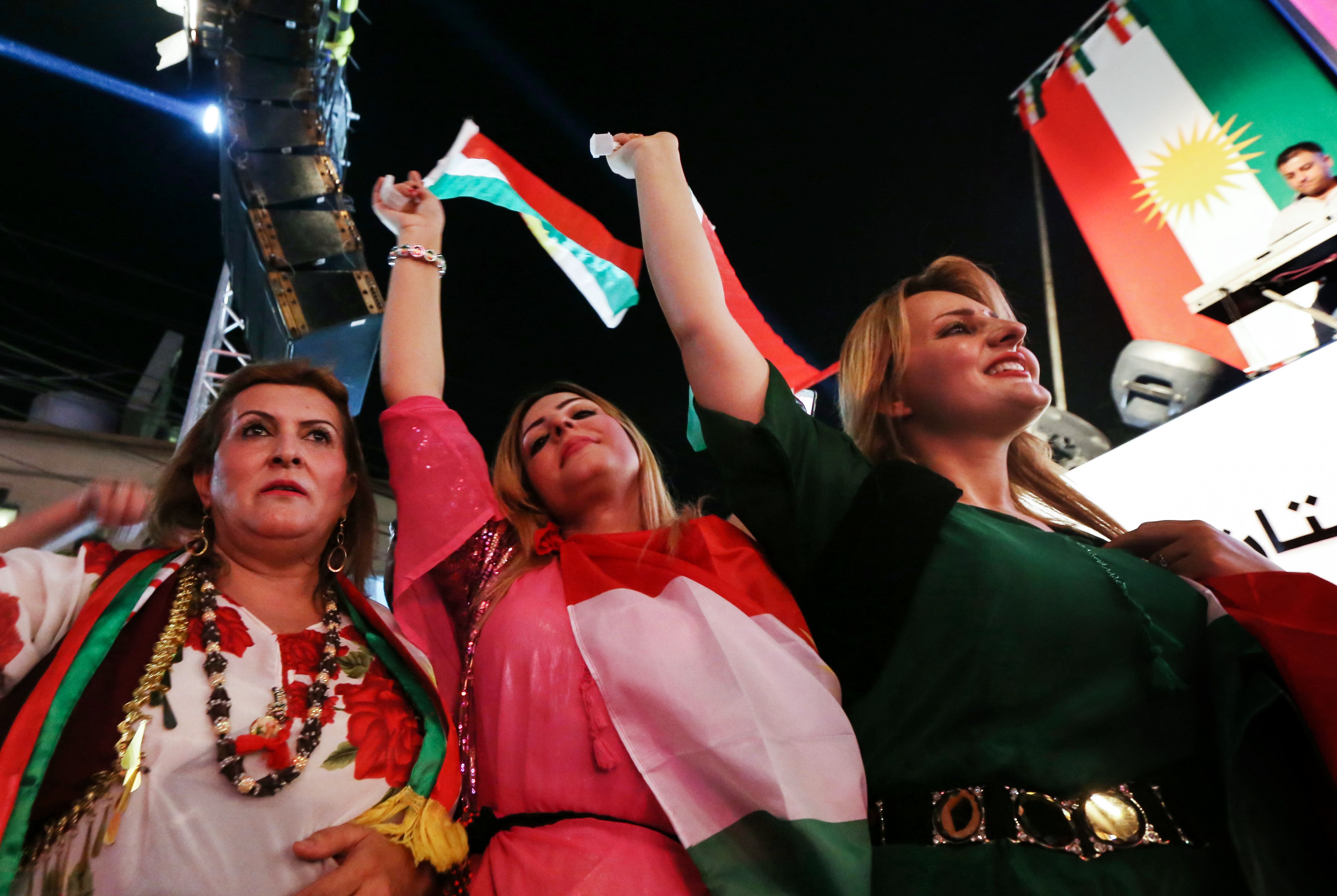 سيدات كرديات يحتفلن بقرب الاستقلال عن العراق