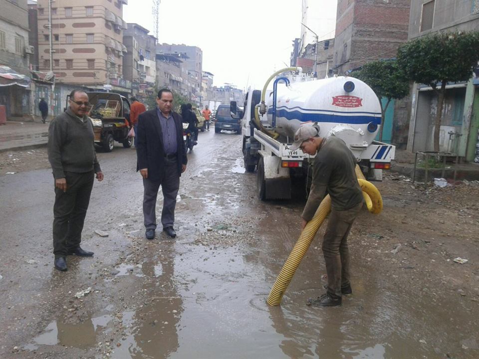  رئيس مدينة عزبة البرج يتابع اعمال رفع مياه الامطار