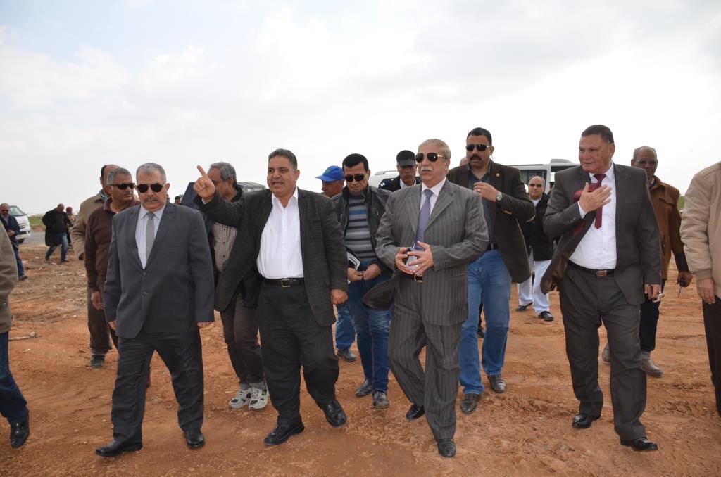 1- المحافظ  اثناء الجولة