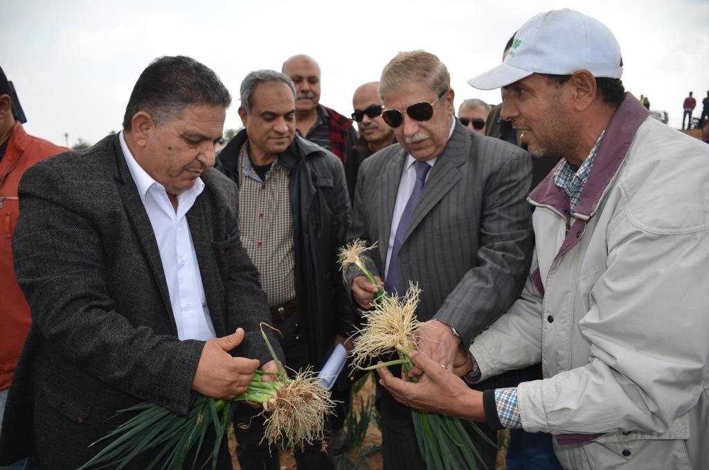 2- المحافظ يتفقد منتجات المزرعه