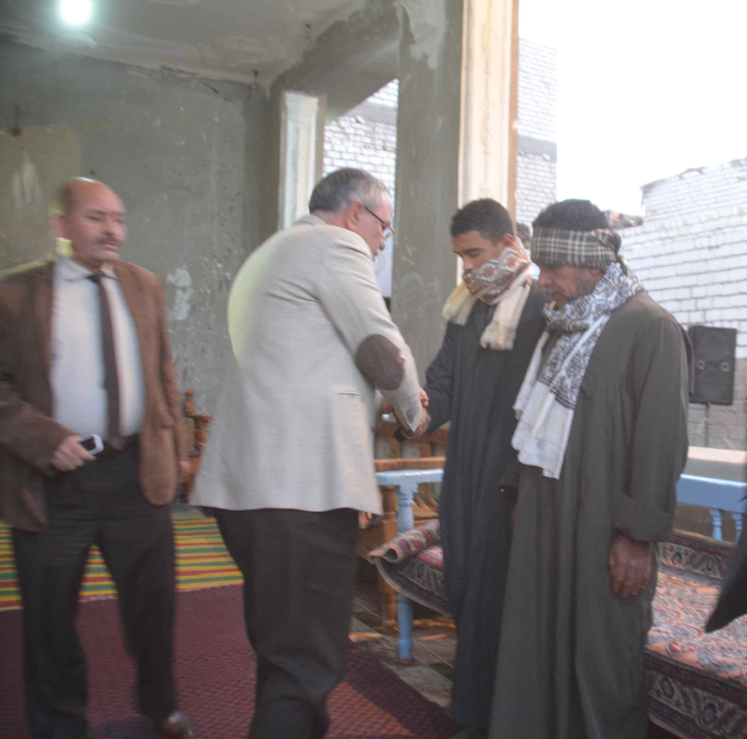 محافظ المنيا يقدم واجب العزاء لأسرة الشهيد إسلام مصطفى (2)