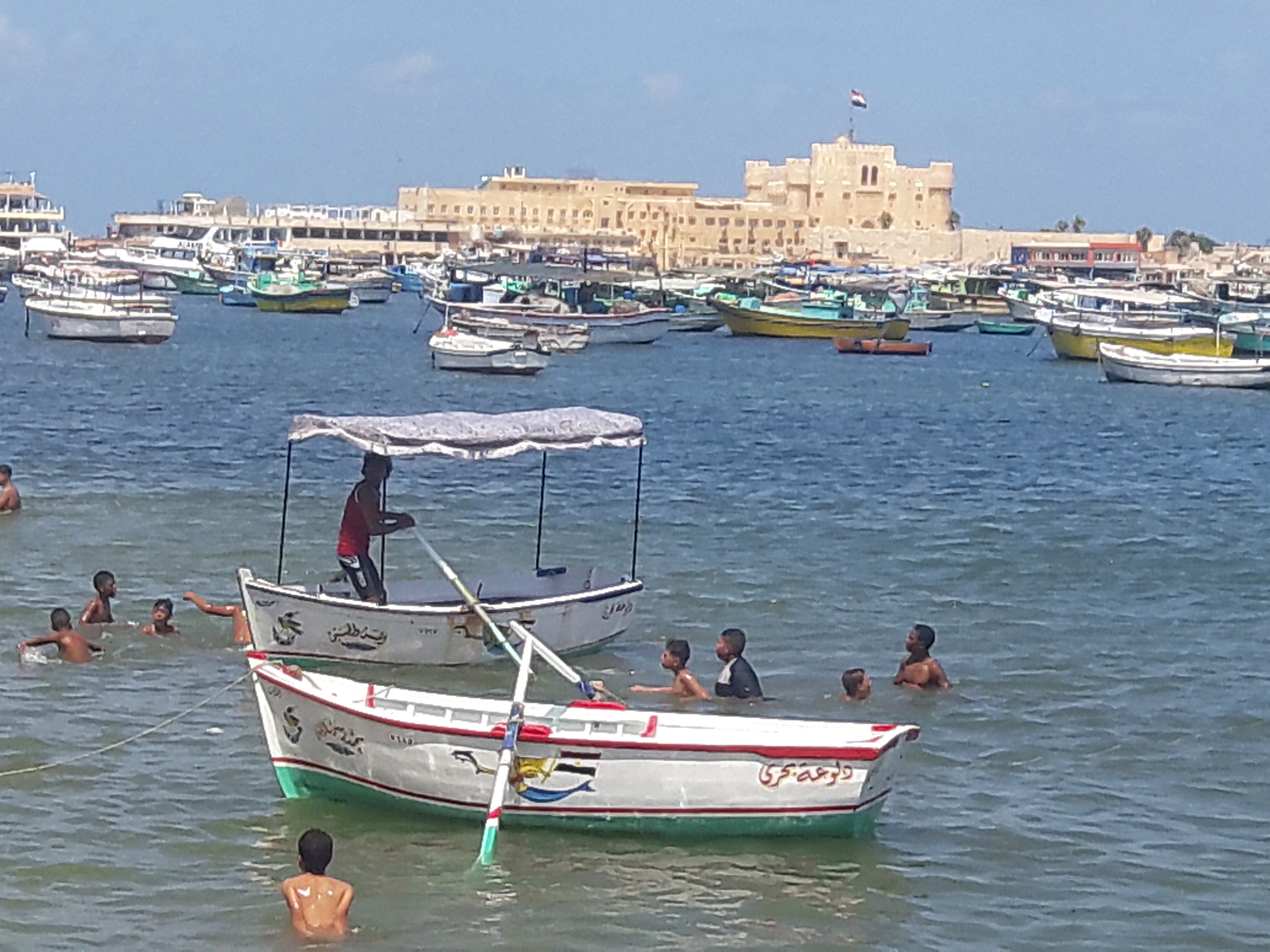 التنزة بالقوارب فى الميناء القديم