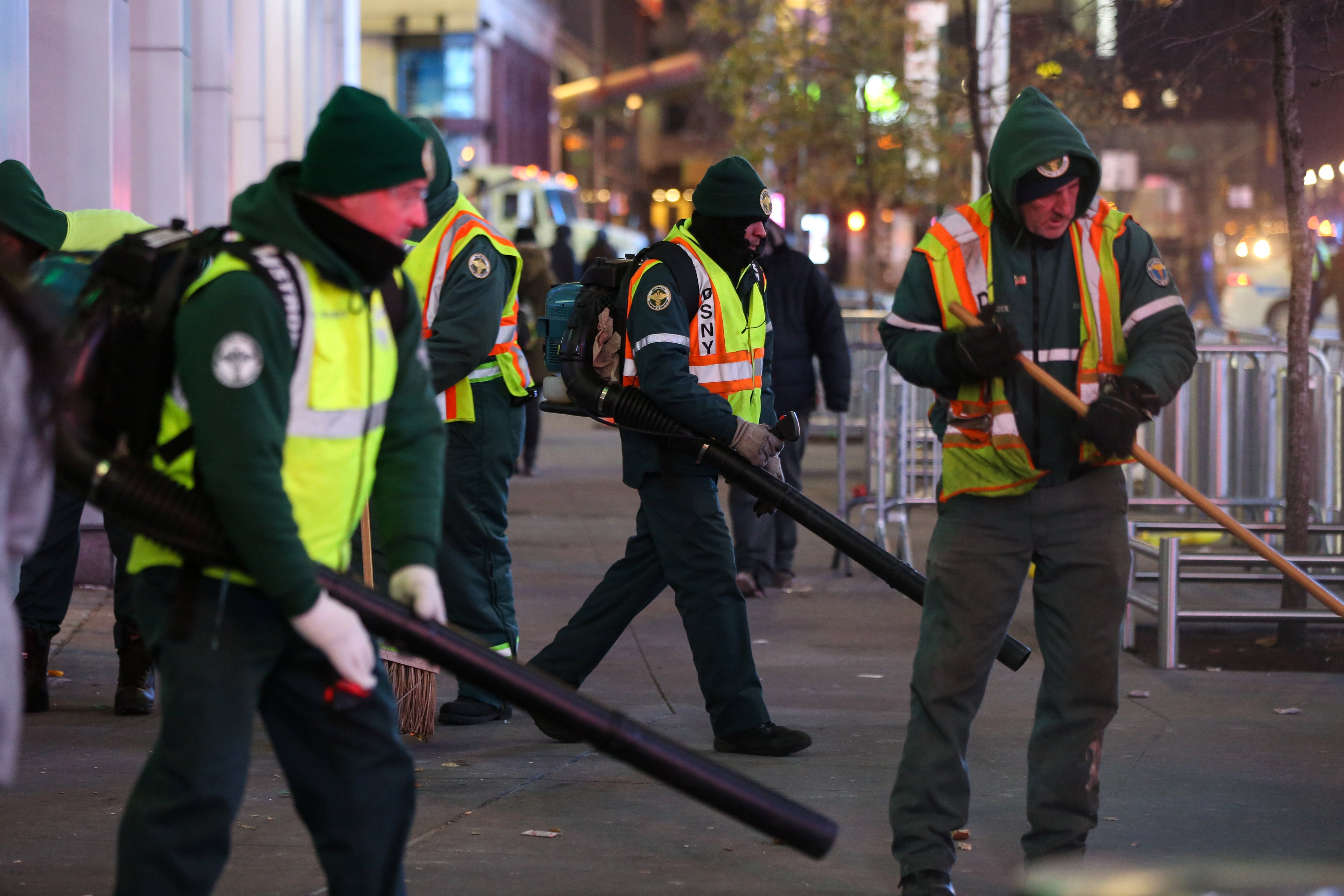 آلات شفط ومكانس لتنظيف شوارع نيويورك