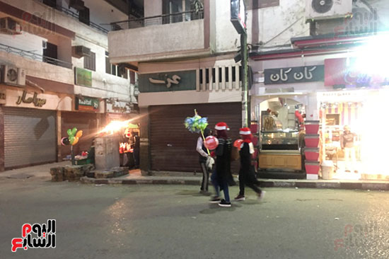 مسلمون وأقباط يحتفلون بـرأس السنة الميلادية في الشوارع والميادين بأسيوط (11)