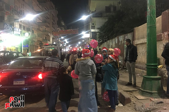 مسلمون وأقباط يحتفلون بـرأس السنة الميلادية في الشوارع والميادين بأسيوط (5)