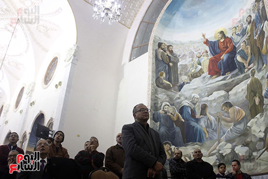 الآلاف يؤدون صلاة قداس رأس السنة بكنائس الإسماعيلية (6)