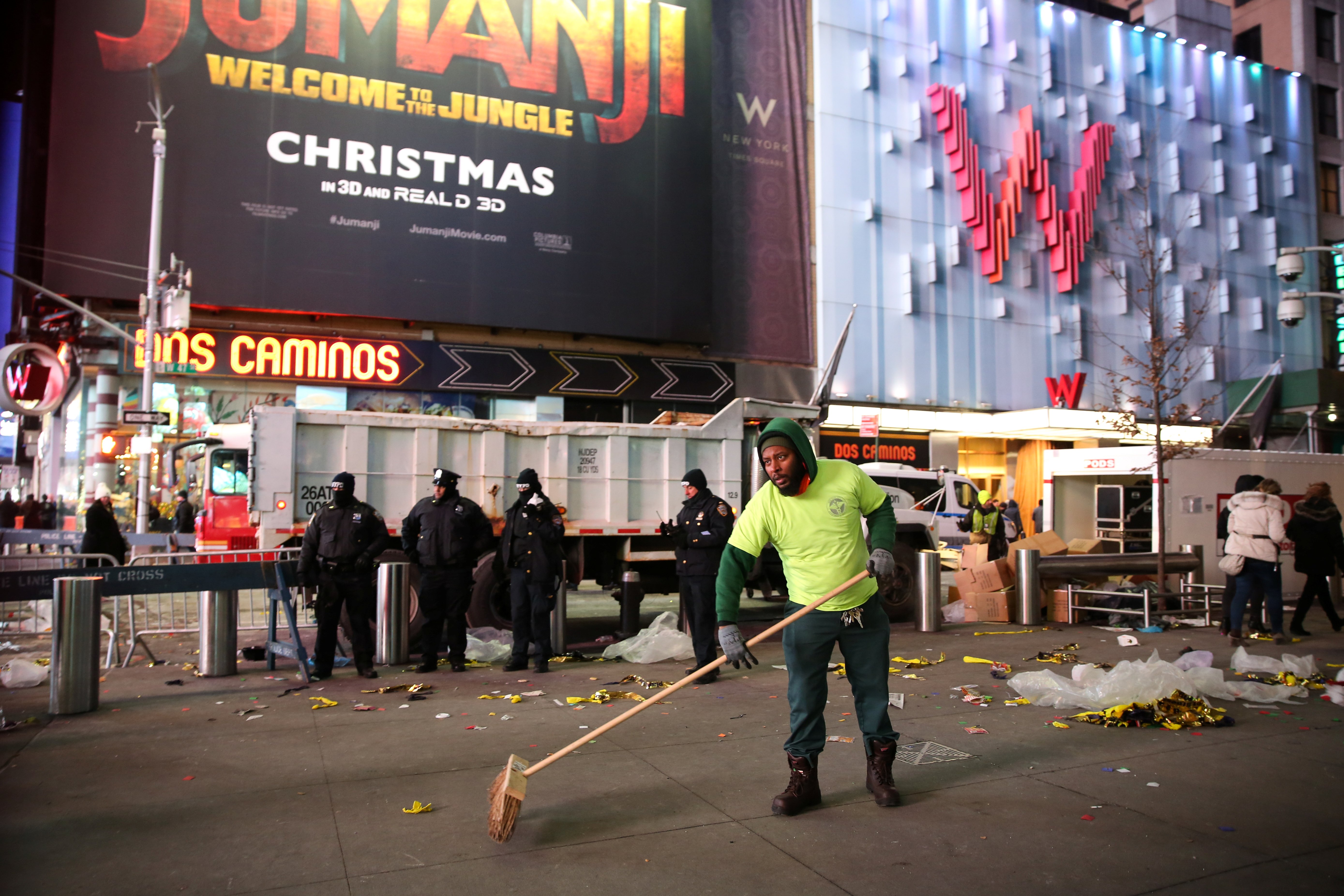 تنظيف تايمز سكوير عقب احتفالات العام الجديد