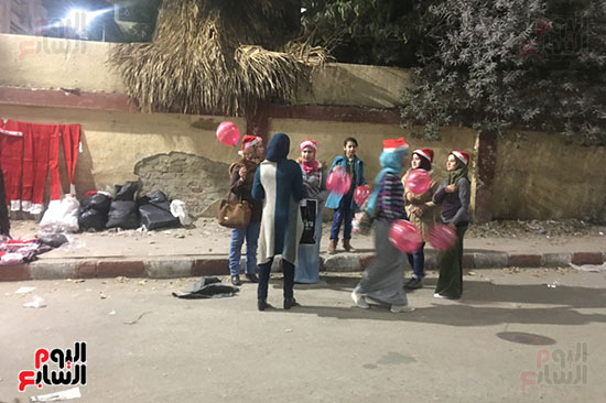 مسلمون وأقباط يحتفلون بـرأس السنة الميلادية في الشوارع والميادين بأسيوط (3)