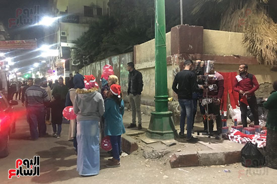 مسلمون وأقباط يحتفلون بـرأس السنة الميلادية في الشوارع والميادين بأسيوط (6)