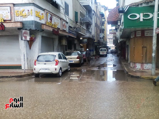 صور موجة الطقس السيئ والأمطار تضرب الإسكندرية ودمياط والبحيرة وكفر الشيخ الشوارع تغرق فى المياه وإغلاق الموانئ ووقف حركة الصيد والمحافظون ورؤساء المدن يتحركون بالمعدات لشفط المياه وإعادة الحياة لطبيعتها اليوم