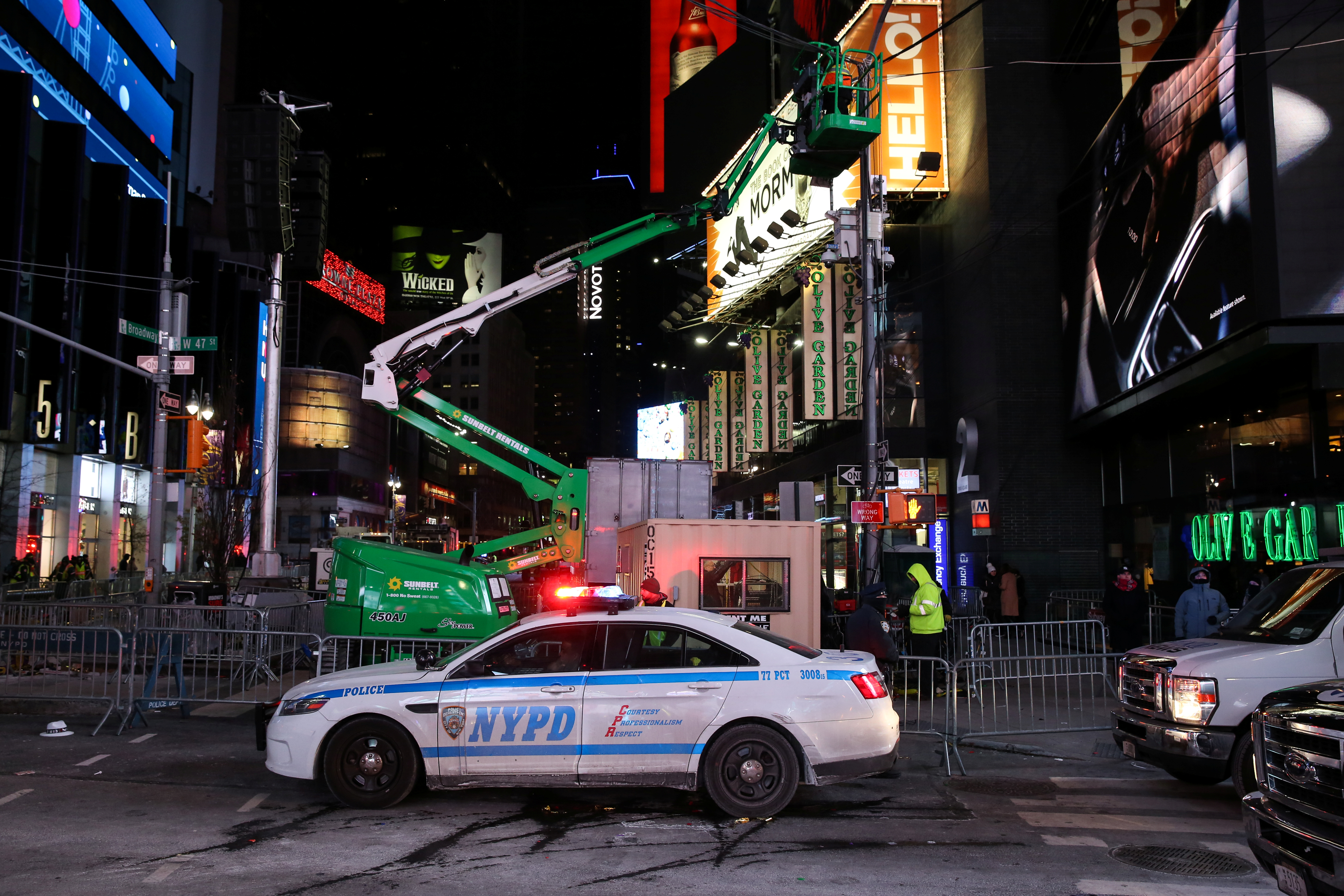 عمليات التنظيف والتجميل فى نيويورك عقب الاحتفالات