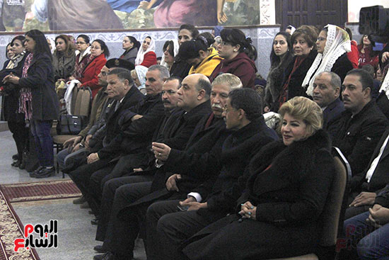 الآلاف يؤدون صلاة قداس رأس السنة بكنائس الإسماعيلية (4)