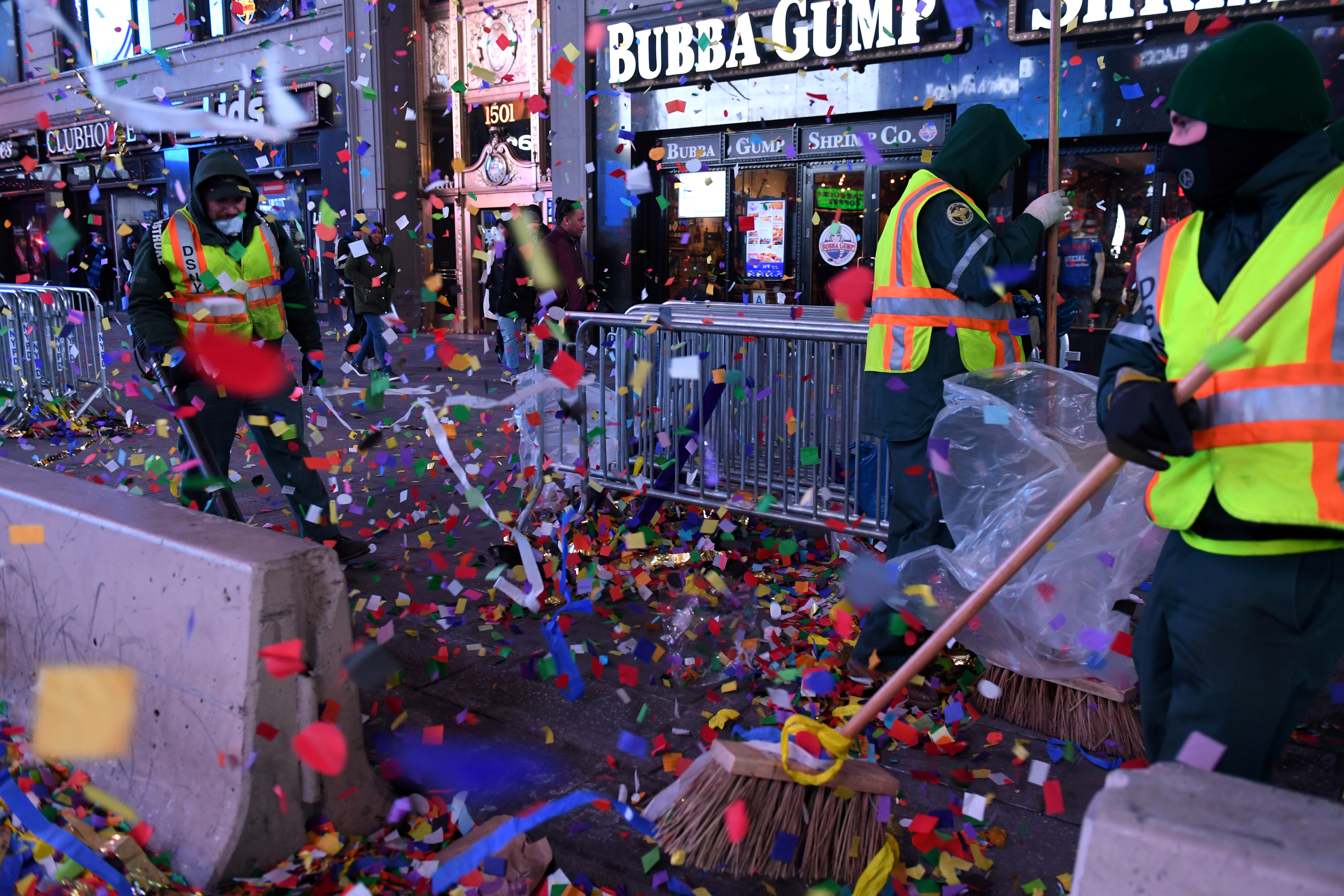 تنظيف شوارع نيويورك بعد احتفالات عيد الميلاد