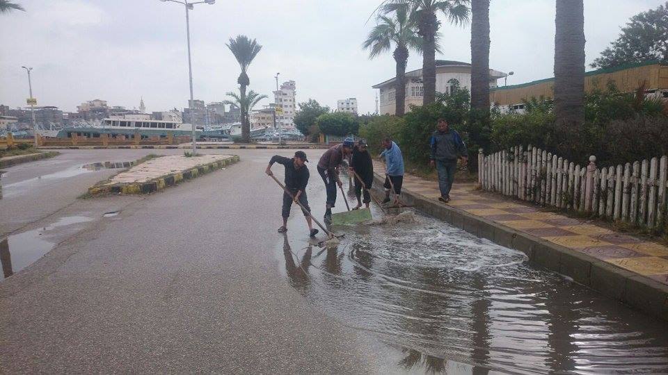  رفع مياه الامطار من شوارع رأس البر