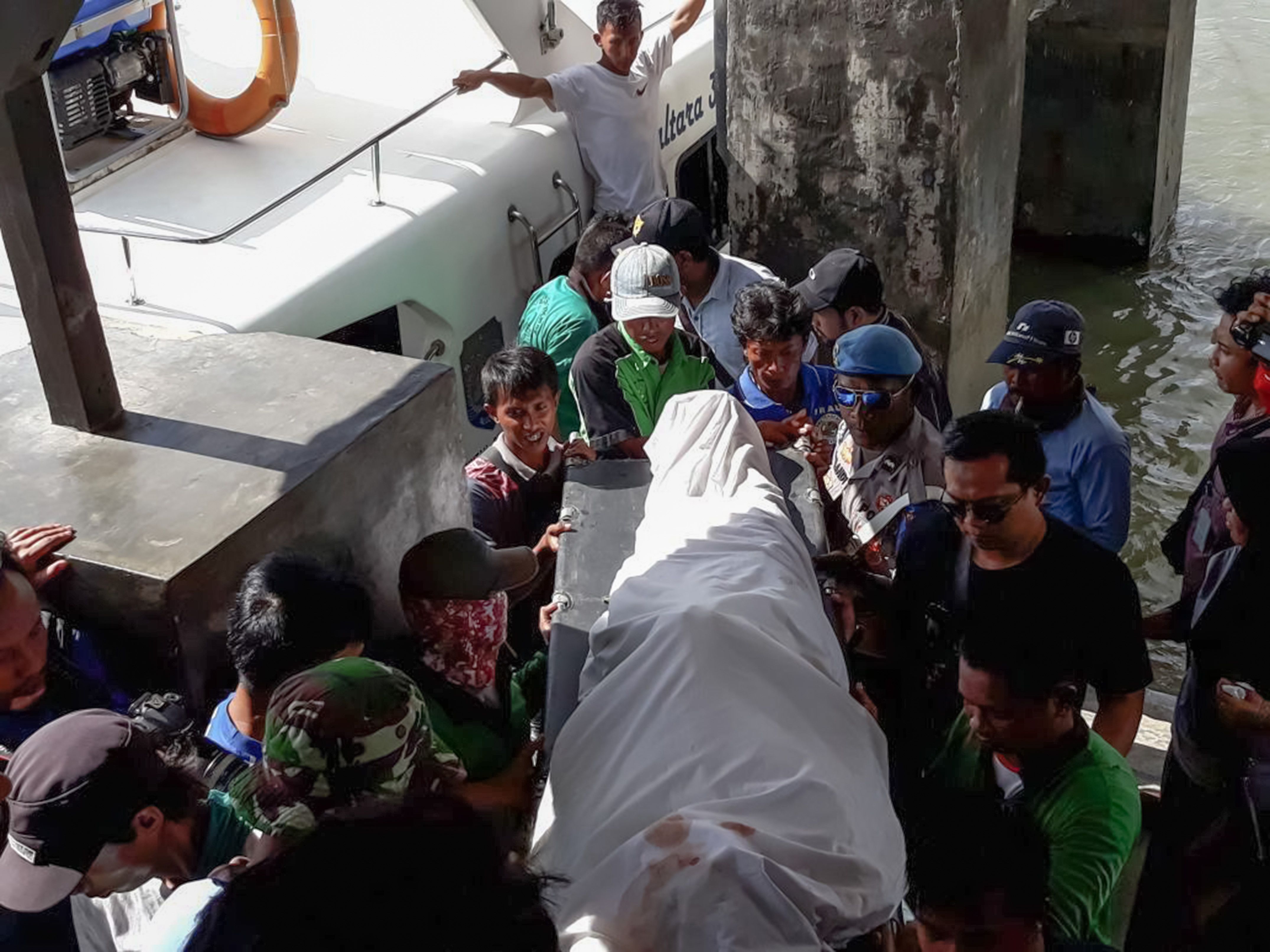 انتشال جثامين ضحايا غرق قارب فى إندونيسيا
