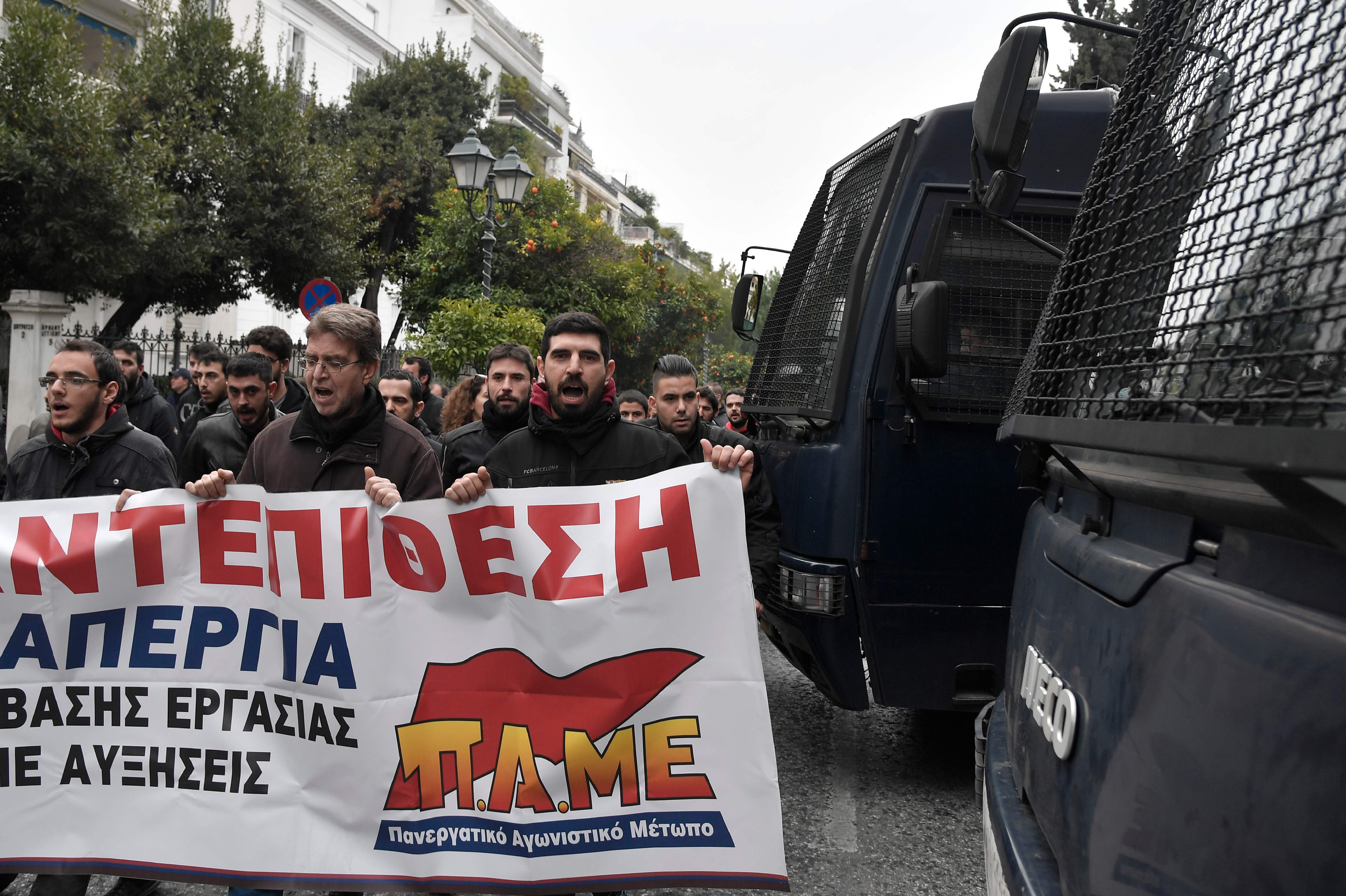 هتافات المتظاهرين أمام مكتب رئيس الوزراء اليونانى