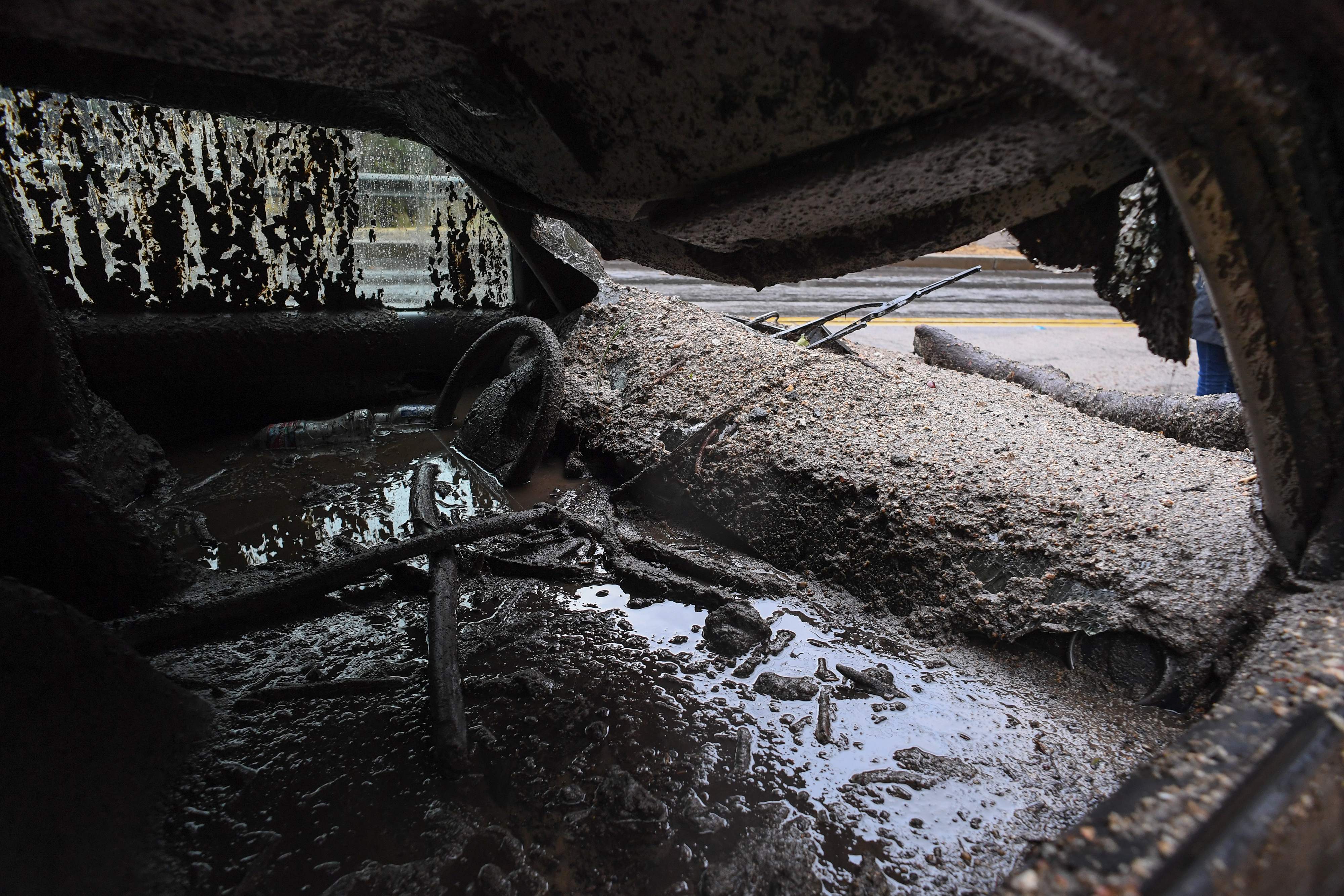 الطين والمياه تدخل سيارة فى كاليفورنيا