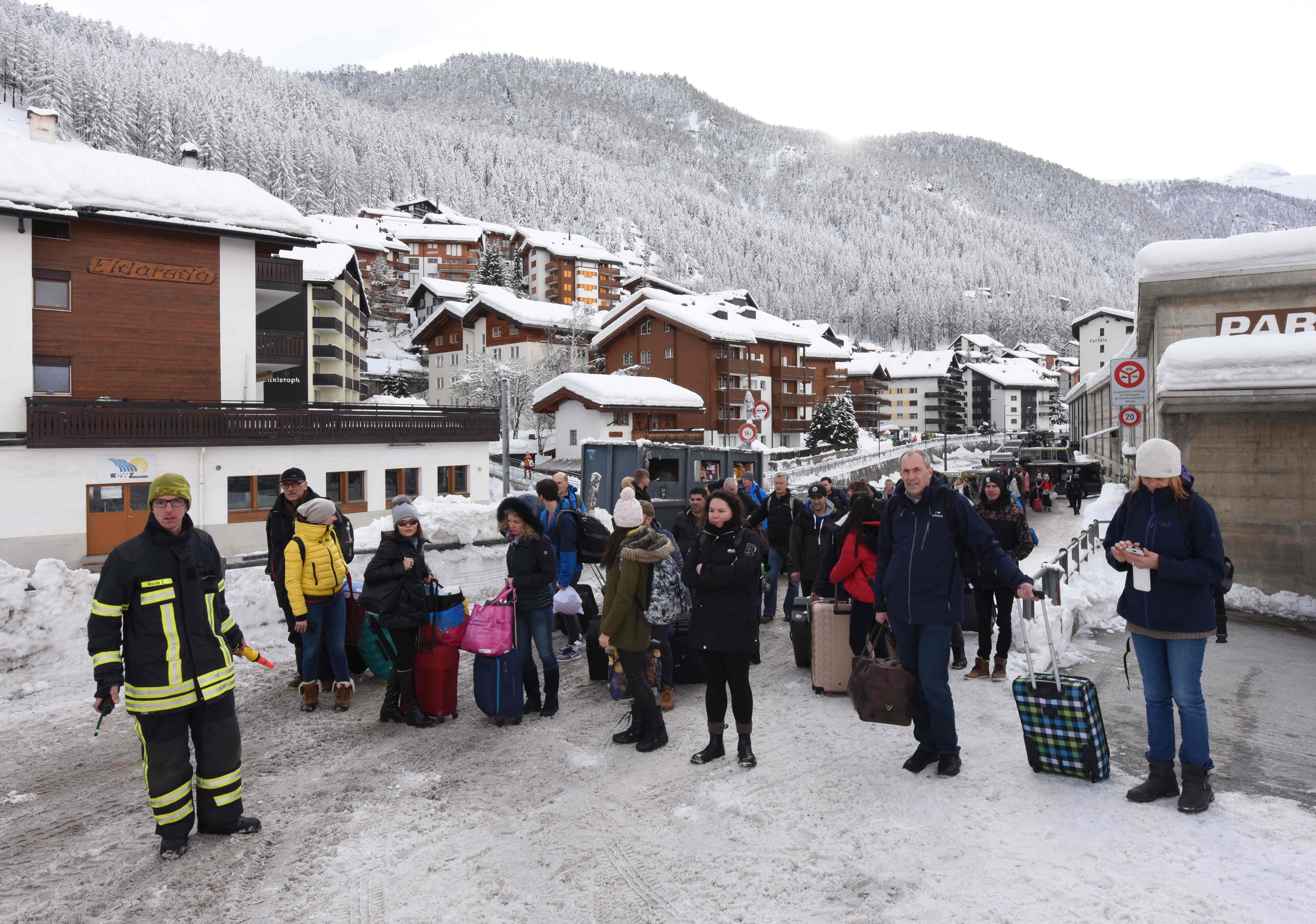 السلطات السويسرية تبدأ اجلاء السياح العالقين