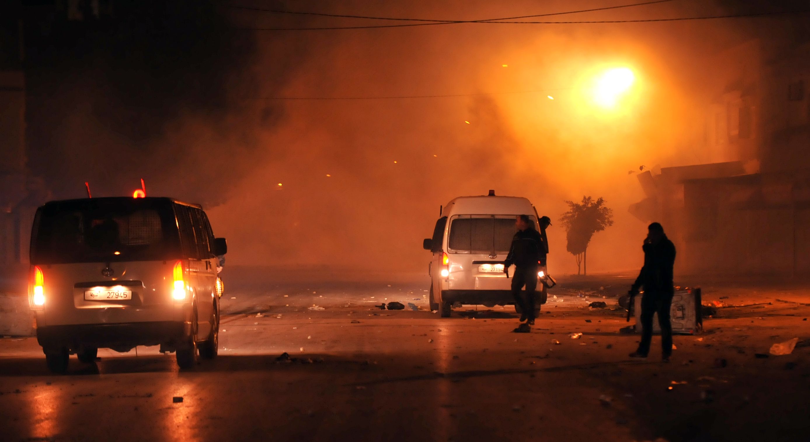 اشتعال النيران فى شوارع تونس بسبب المظاهرات