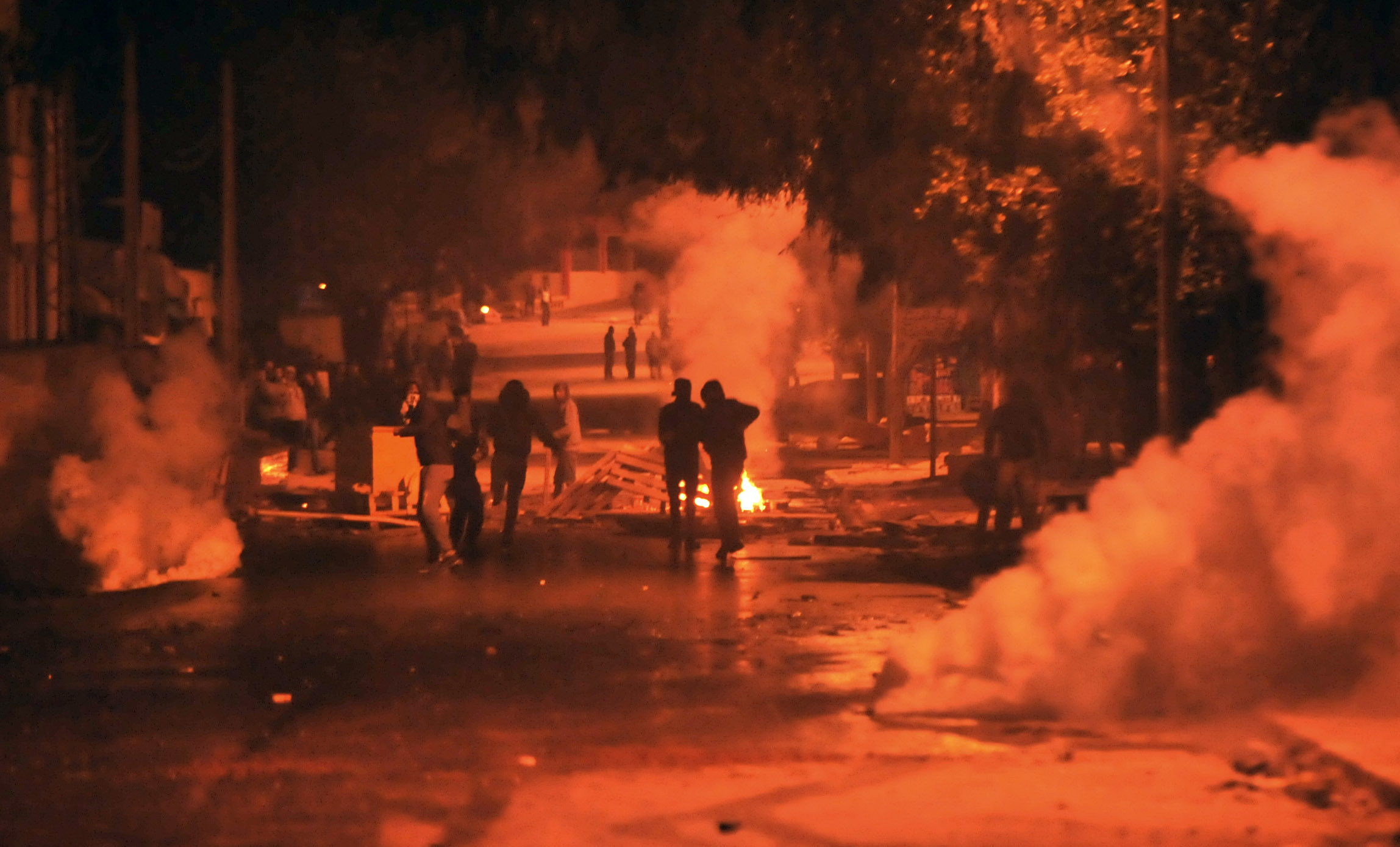اشتباكات ليلية بين الشرطة التونسية ومتظاهرين