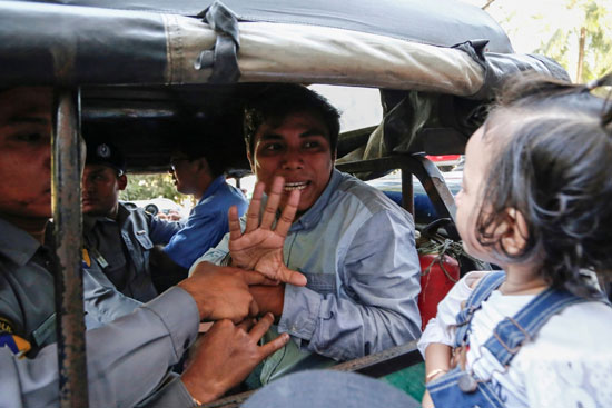 صحفى رويترز يلوح بيده لطفلة قبل محاكمته فى ميانمار