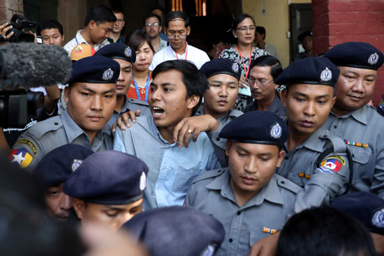 شرطة ميانمار تحيط بصحفيى رويترز 