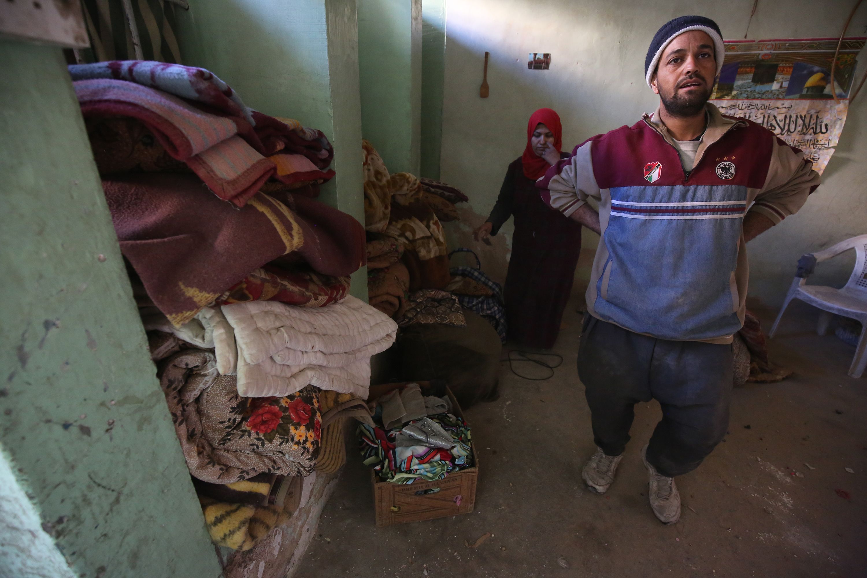 أسرة عراقية مقيمة فى مدينة الموصل المحررة