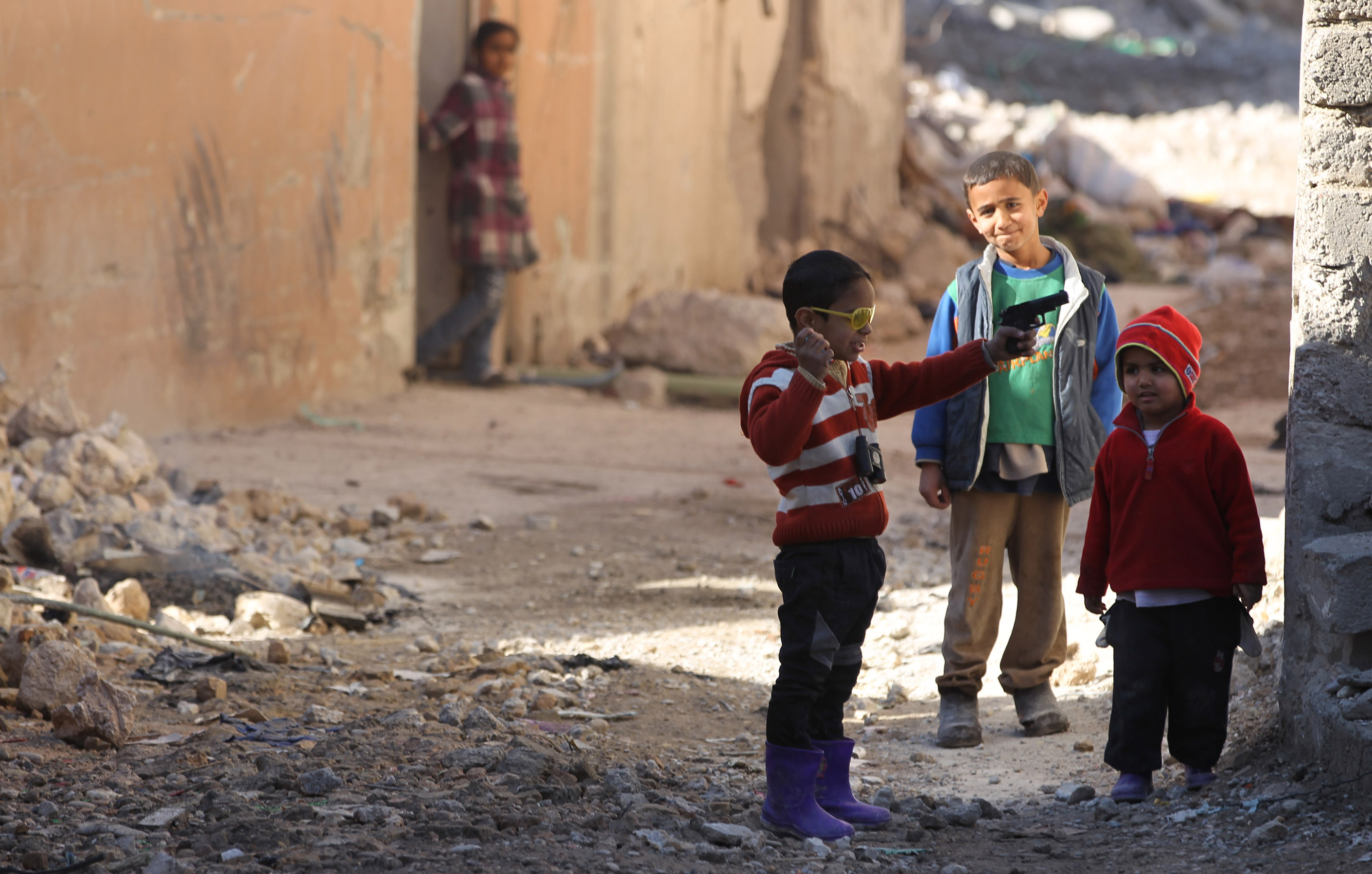 أطفال عراقيين يلعبون وسط أثار دمار الحرب