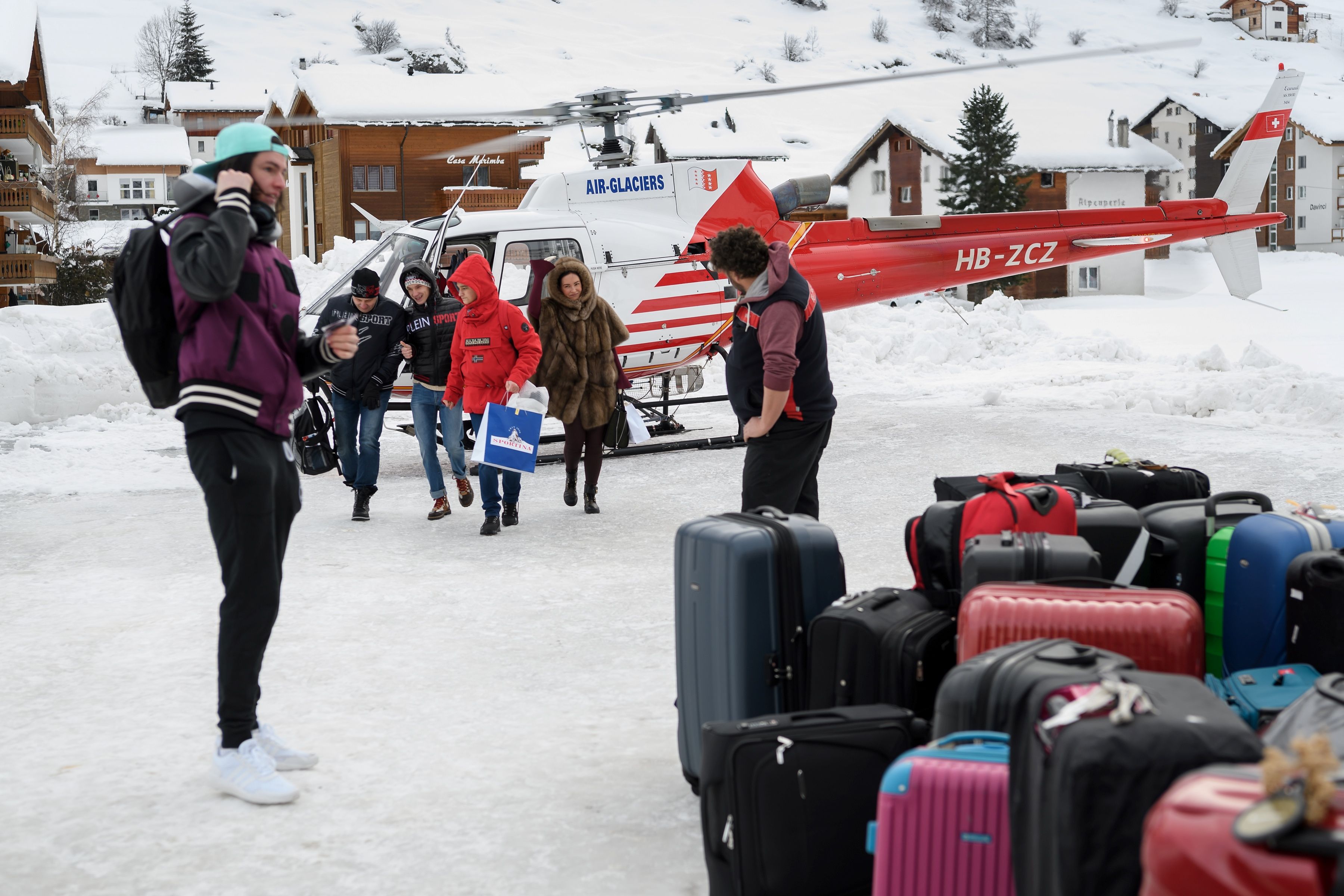إجلاء السياح العالقين من منتجع للتزلج بسويسرا