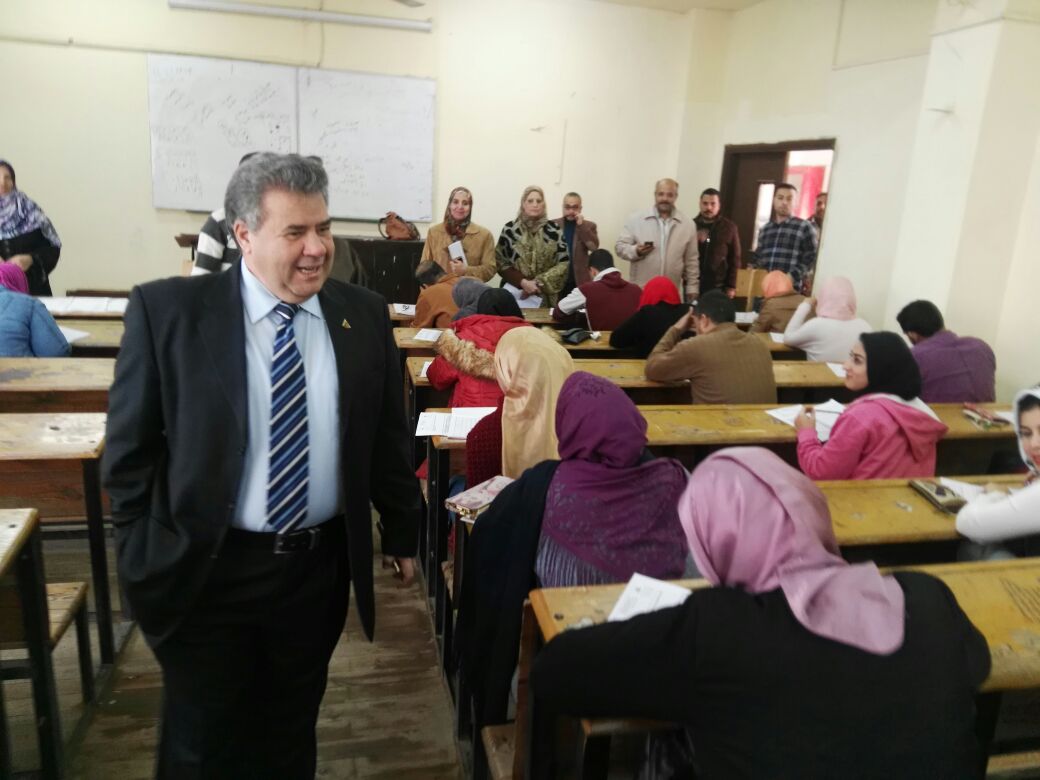 رئيس جامعة الاسكندرية بتفقد سير الامتحانات (1)