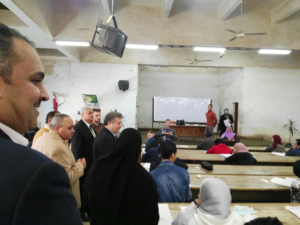 رئيس جامعة الاسكندرية بتفقد سير الامتحانات (4)