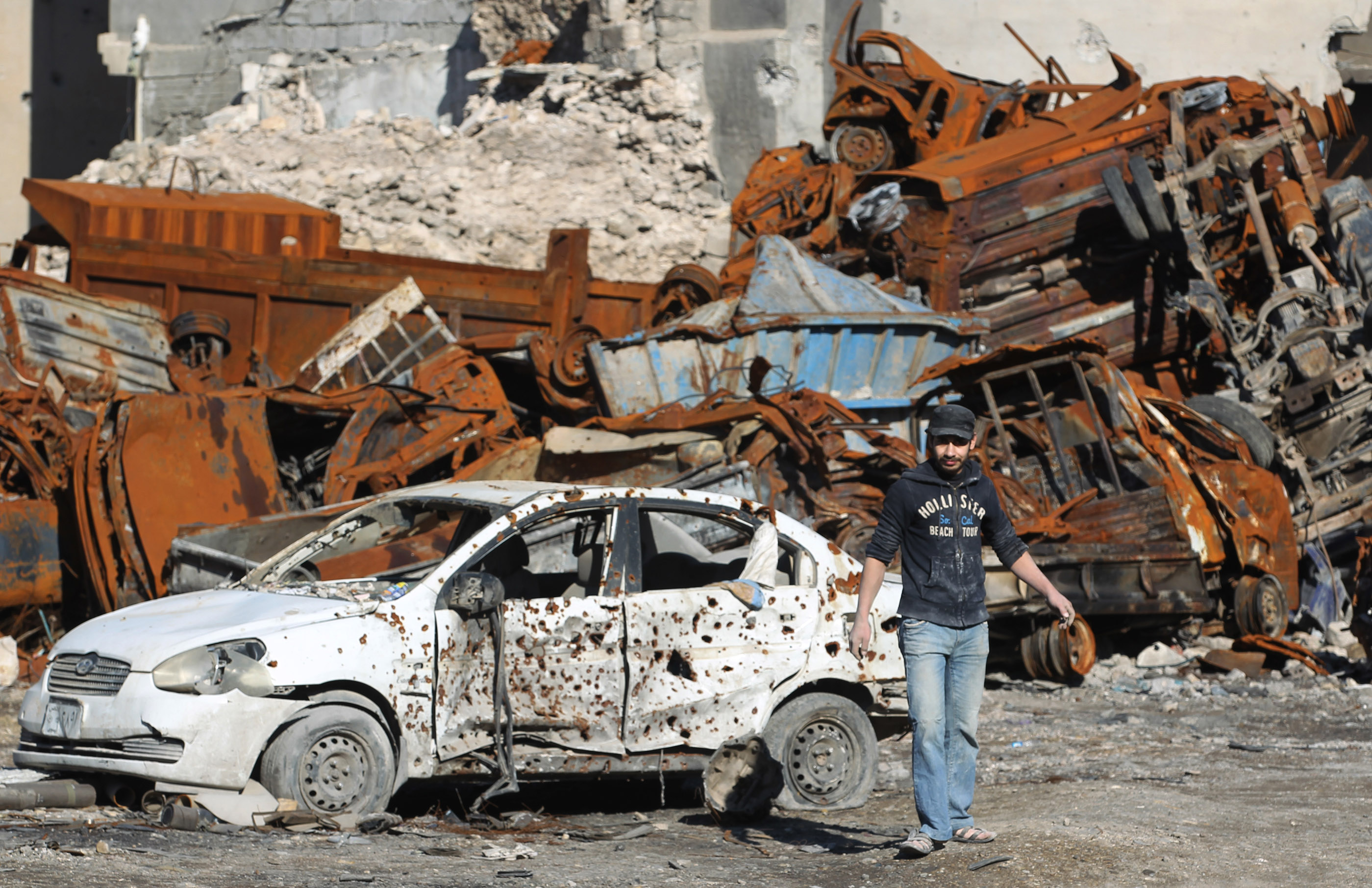 سيارات متفحمة إثر الحرب على داعش فى العراق
