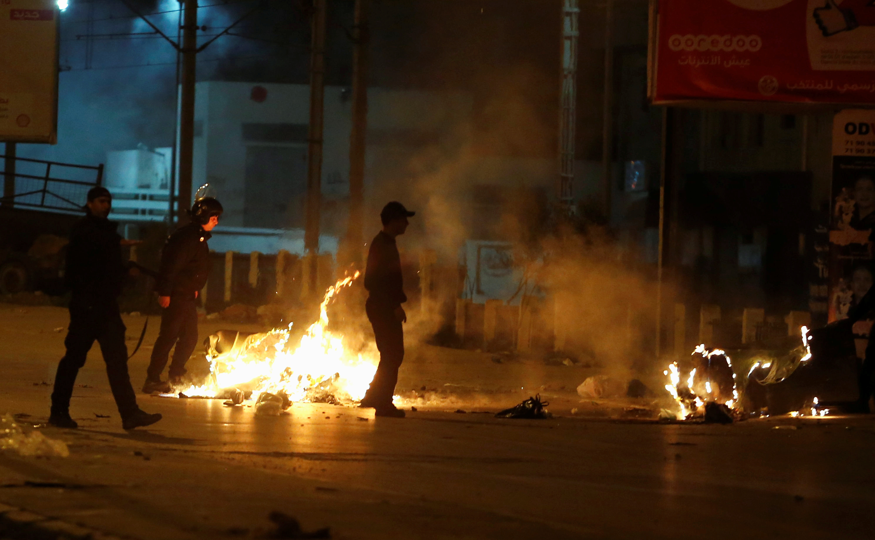 تجدد المواجهات الليلية بين الشرطة التونسية ومحتجين على غلاء الأسعار بتونس