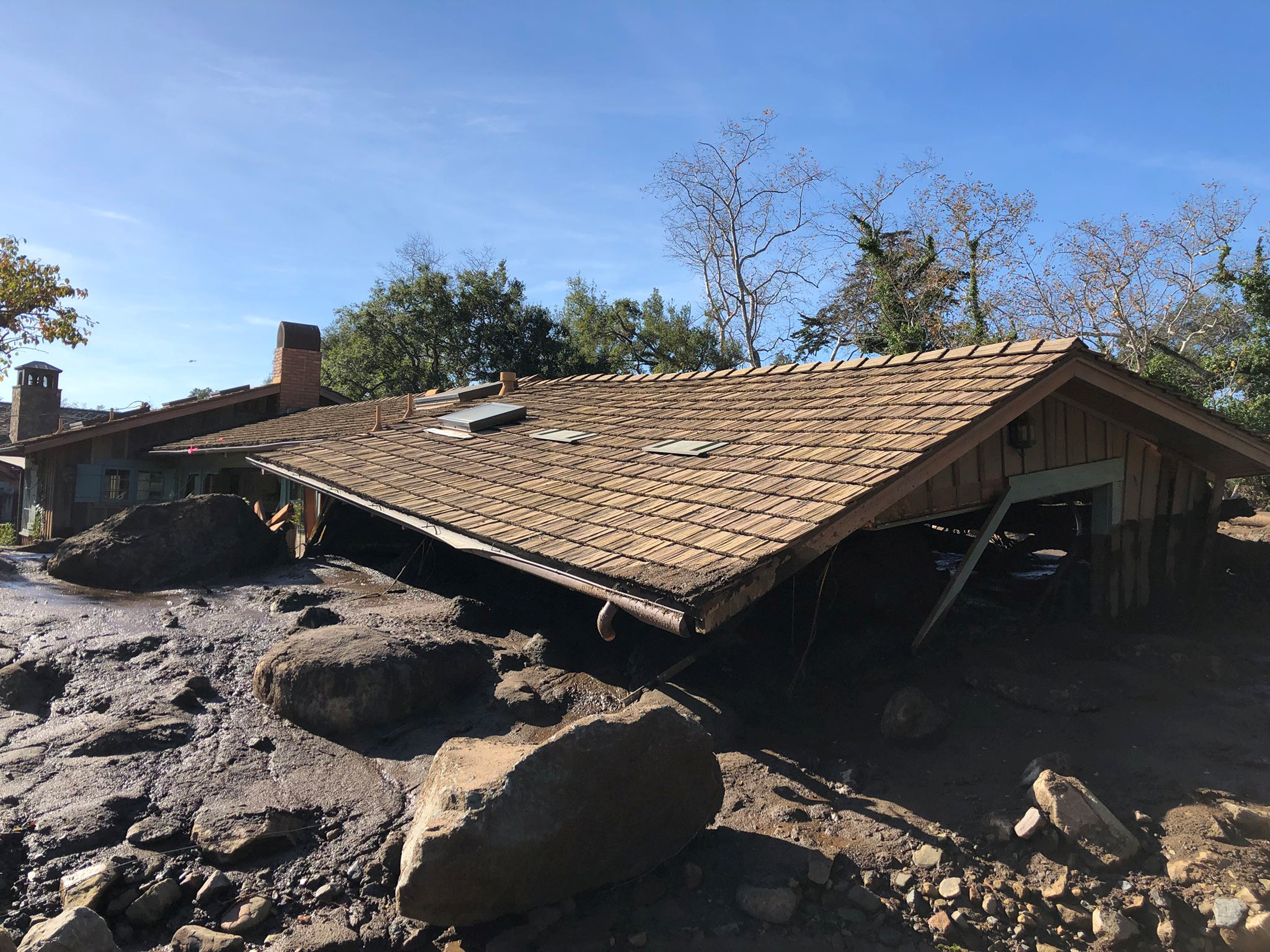 الفيضانات تغرق منازل كاليفورنيا