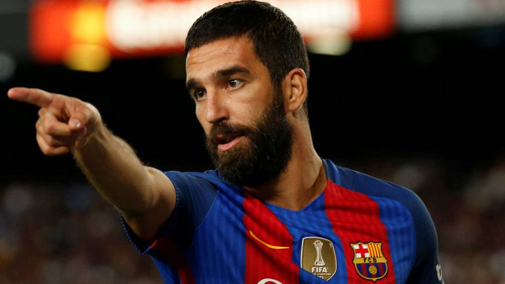 أردا توران لاعب خط وسط برشلونة