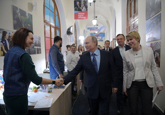 بوتين يزور مقر الحملة