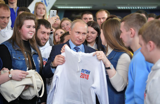 تيشيرتات لدعم بوتين فى انتخابات الرئاسة