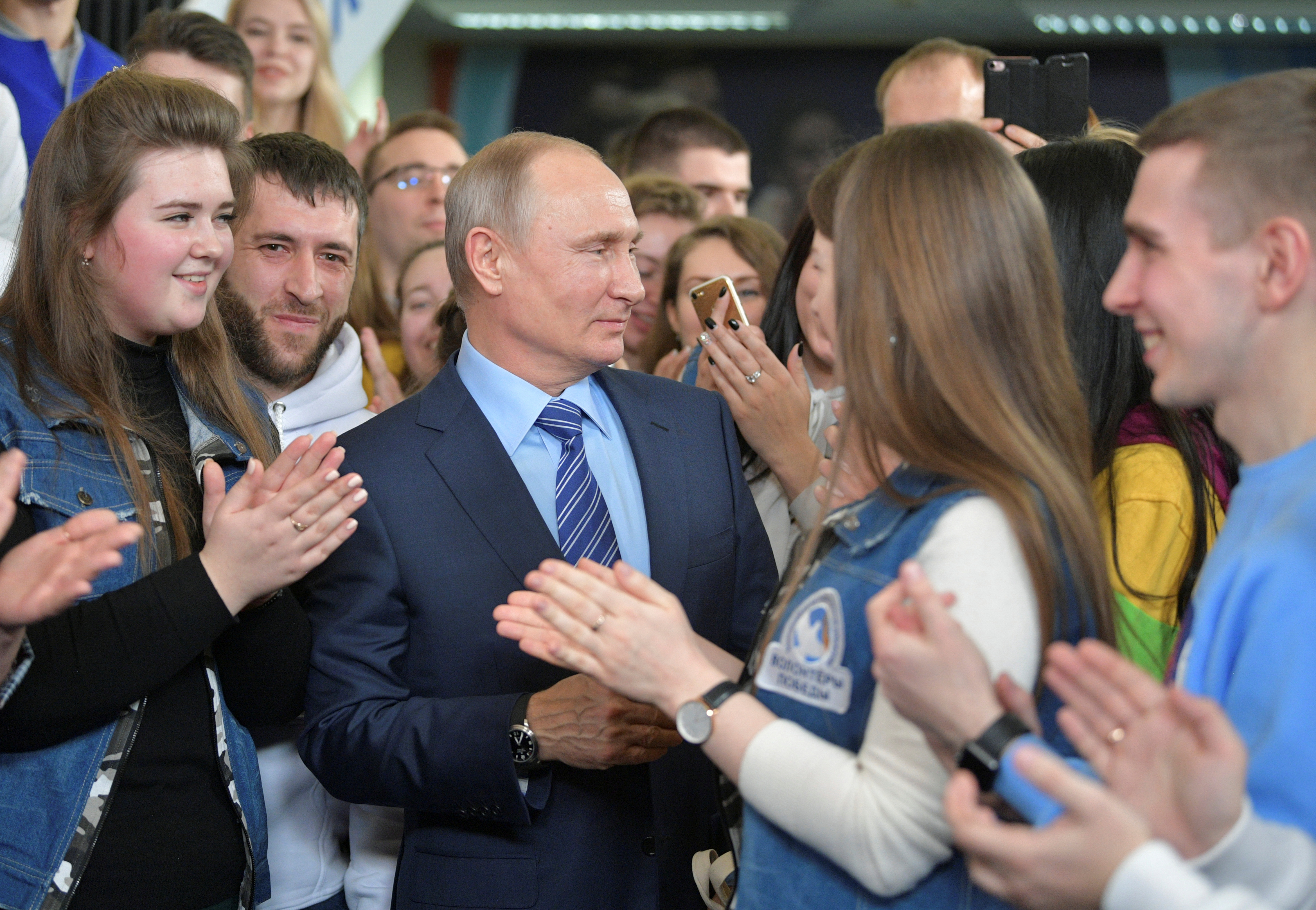 Новости про политиков. Встреча Путина с избирателями. Встреча Путина с народом. Встреча президента с молодежью.
