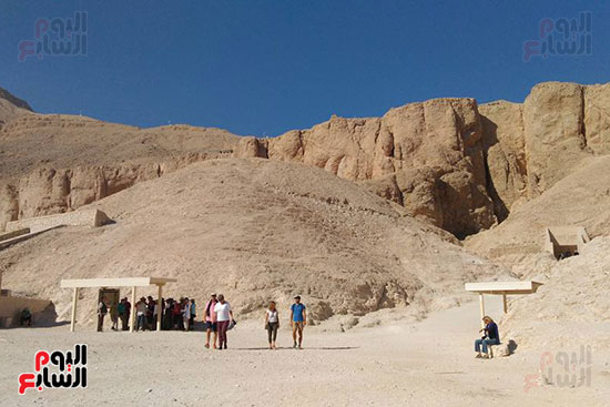 إقبال السياح على معالم الأقصر الفرعونية