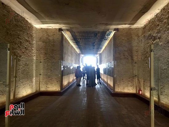 السياح داخل مقابر الفراعنة