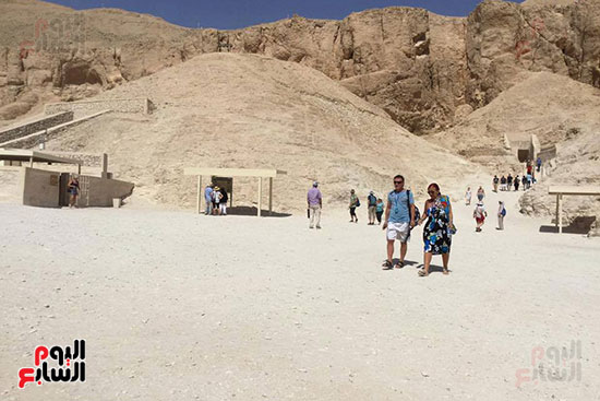 السياح يستمتعون بالمعابد الفرعونية بالأقصر