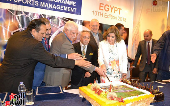 تكريم حسن شحاتة فى حفل افتتاح برنامج الإدارة الرياضية بجامعة القاهرة (5)
