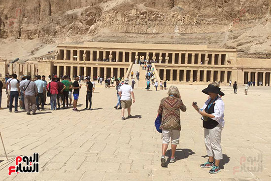 استمتاع السياح بمعبد الملكة حتشبسوت