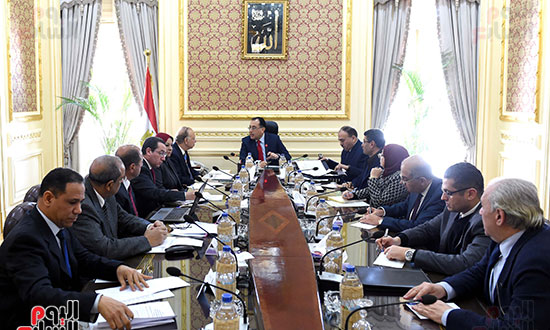 القائم بأعمال رئيس الوزراء يناقش سير العمل بـالأسمرات 3 مع محافظ القاهرة (1)